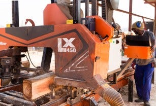 La scierie double rail LX450 de Wood-Mizer transforme une scierie en Afrique du Sud 